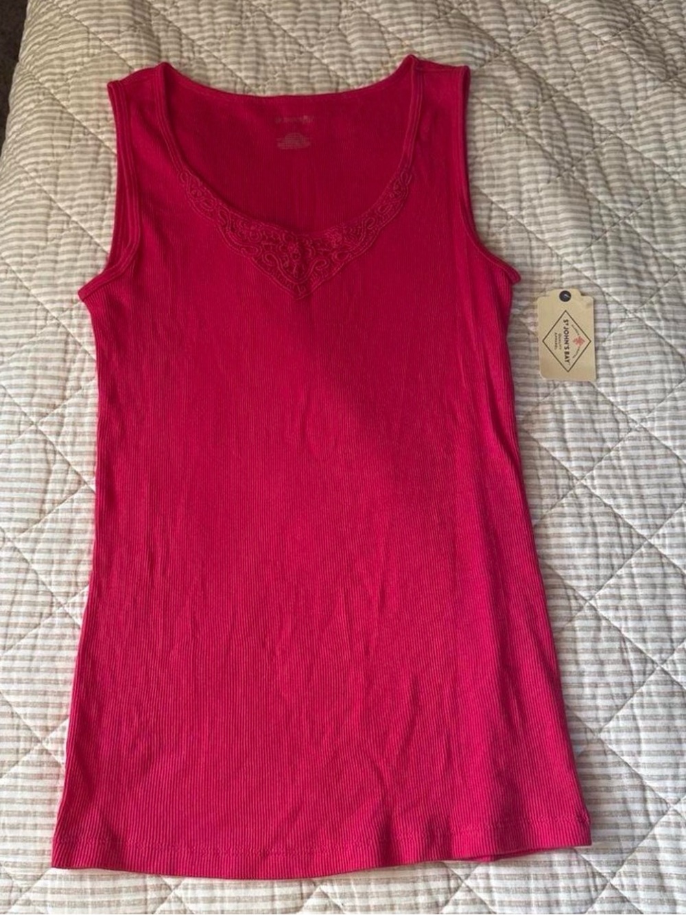 Women's Sleeveless Lace-Trim Tank Top - fuchsia pink